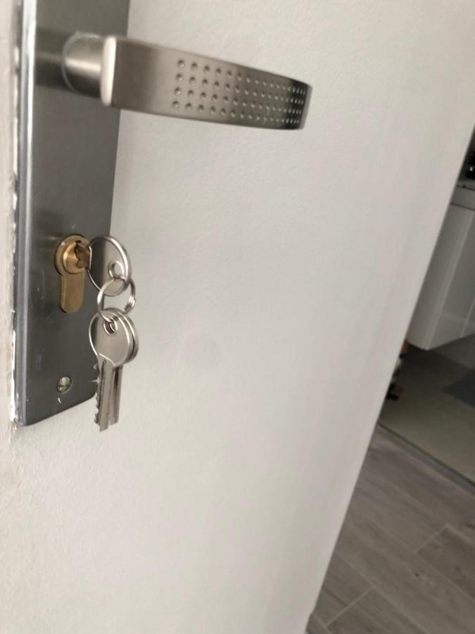 Evry Time Bed & Breakfast Courcouronnes Bagian luar foto
